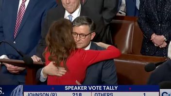 Mike Johnson omfamnas av kollegor. Foto: C-SPAN