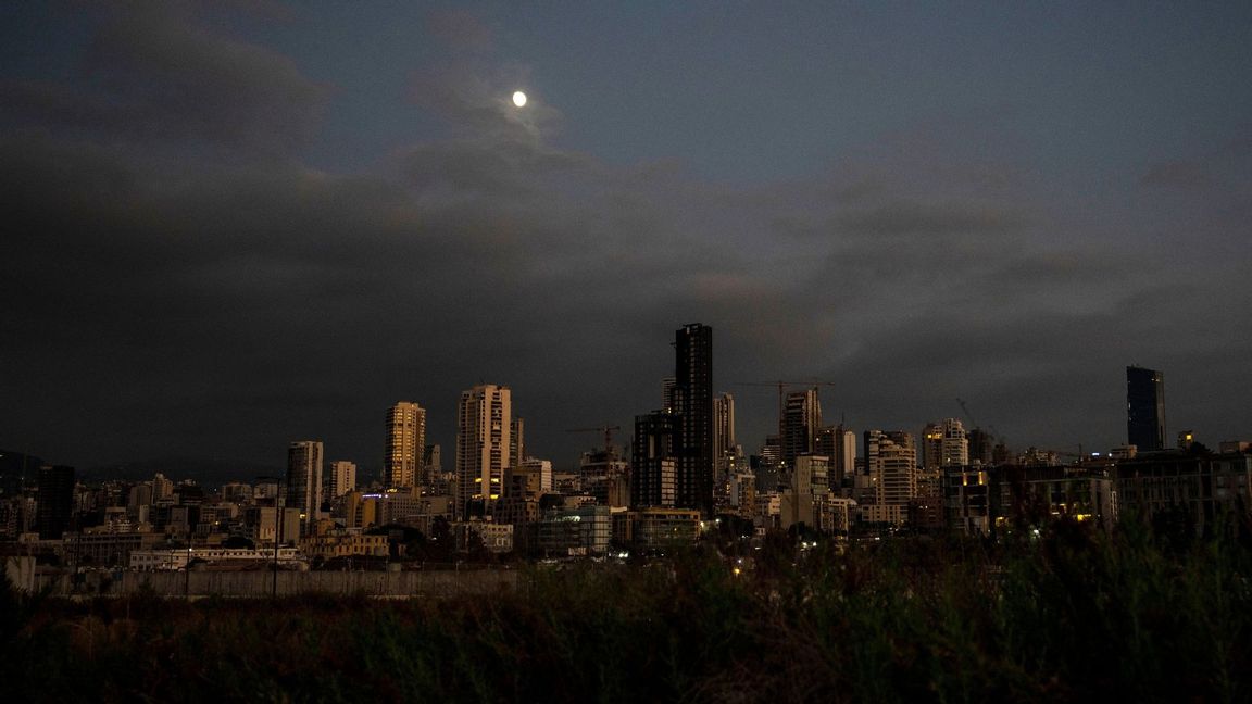 Bild från Beirut i augusti i år, då strömmen också stängdes av. Arkivbild. Foto: Hassan Ammar/AP/TT.