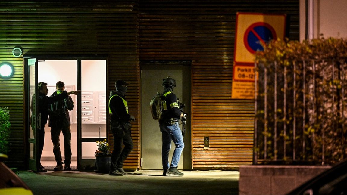 Poliser på plats efter larm om en skjutning mot en lägenhet i Hammarby sjöstad i södra Stockholm på fredagskvällen. Foto: HENRIK MONTGOMERY/TT