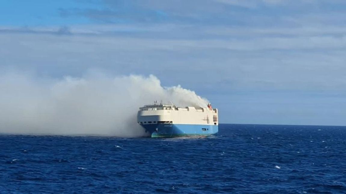 Felicity Ace med 4 000 bilar ombord brinner på Atlanten. Foto: Portugals Kustbevakning/Marinha Portuguesa