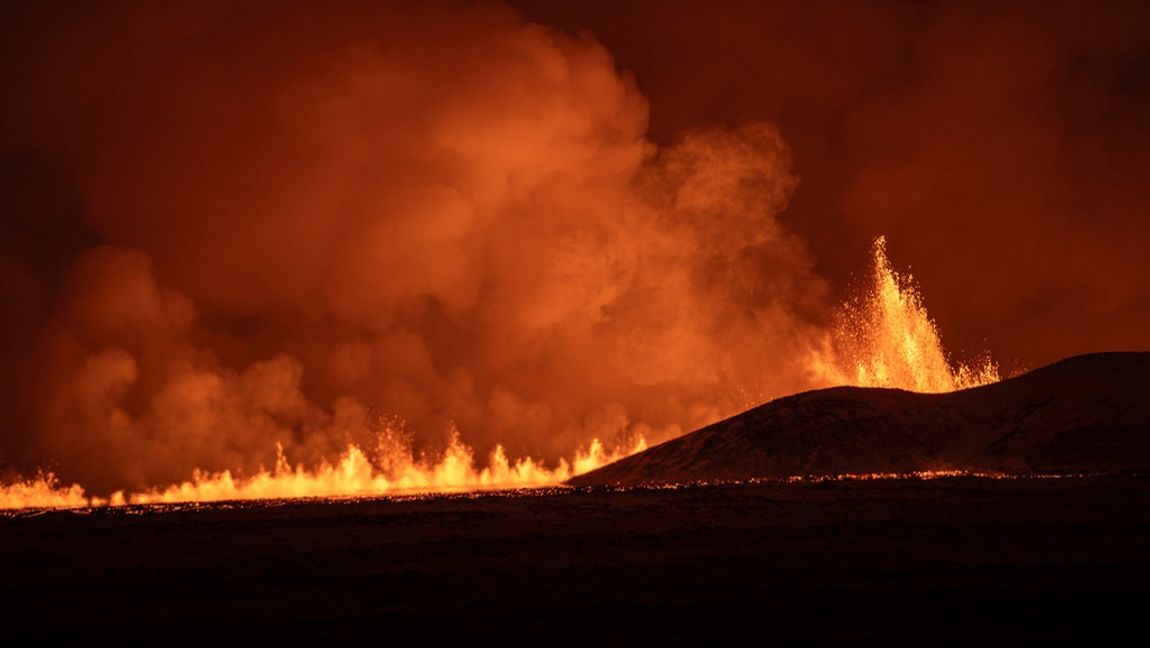 Lavautbrott på Island längst den fyra kilometer långa vulkansprickan. Foto: MARCO DI MARCO/AP/TT