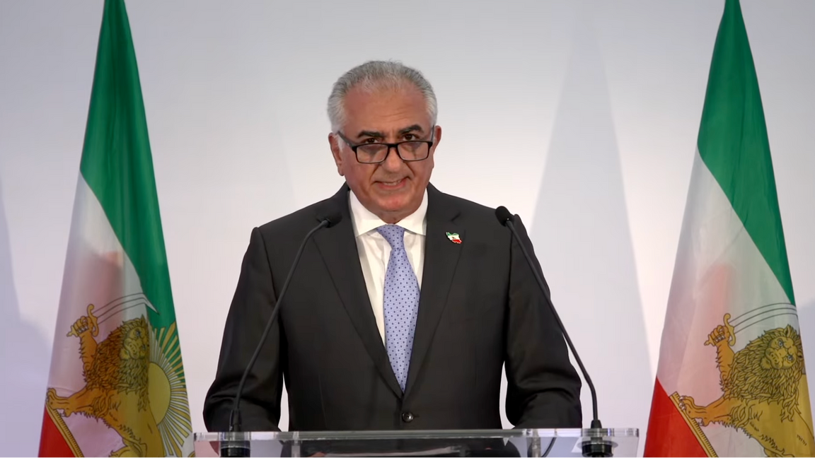 Reza Pahlavi, son till Irans siste shah, uppmanar till regimskifte i Iran. Skärmdump. Foto: Reza Pahlavi/YouTube