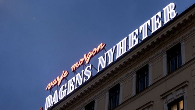 Dagens Nyheter-skylten i neon vid Slussen. Foto: Christine Olsson / TT