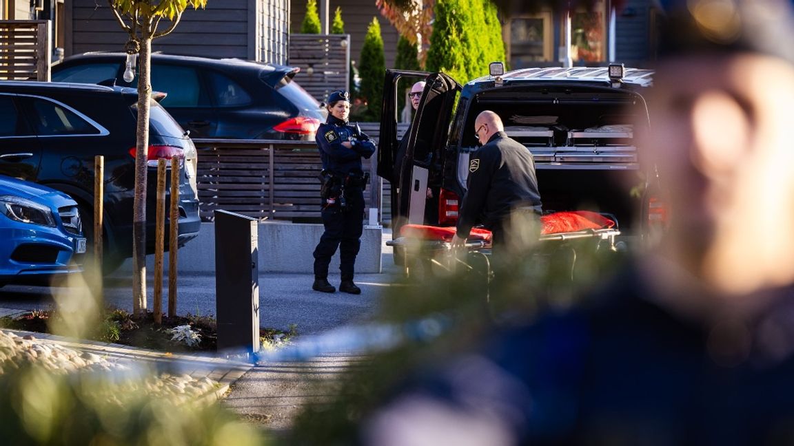 Två personer döda efter ha skjutits inomhus i en villa i Tullinge i Botkyrka söder om Stockholm. Foto: Magnus Lejhall/TT 
