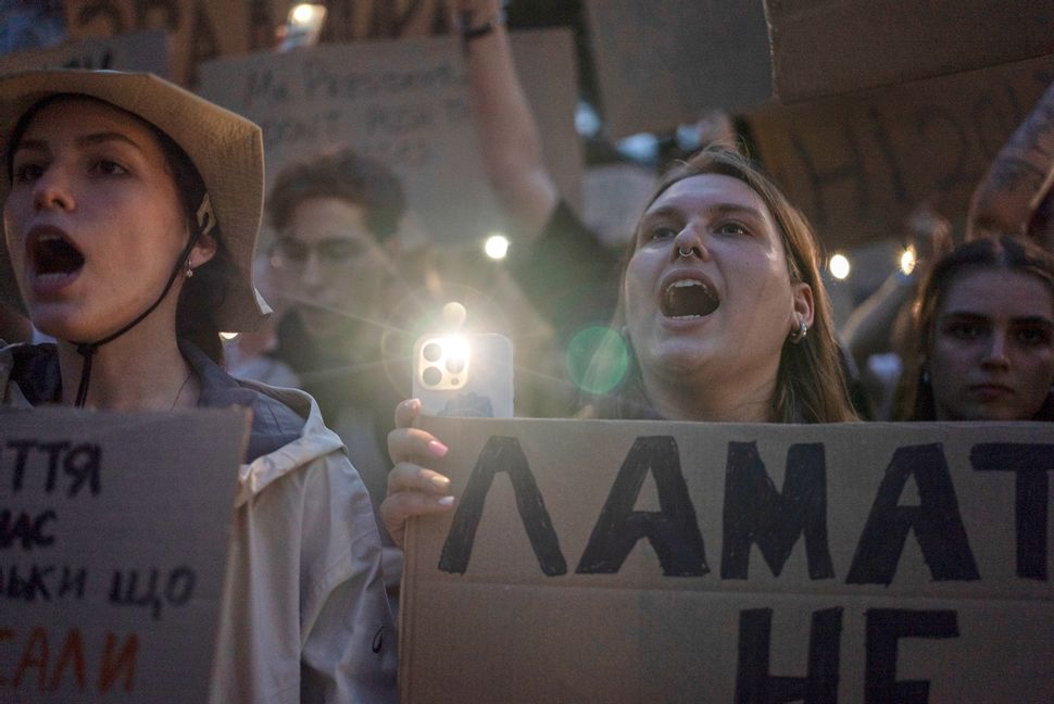 Protester i Kiev under tisdagen efter att Zelenskyj undertecknat kritiserad lagändring. Foto: Alex Babenko/AP/TT
