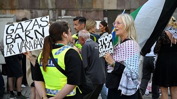 Demonstration på Mynttorget vid riksmötets öppnande. Nattalie Ström Bunpuckdee som uttalar sig i artikeln är ej den aktivist som är i förgrunden på denna bild. Bild: Anders Wiklund / TT 
