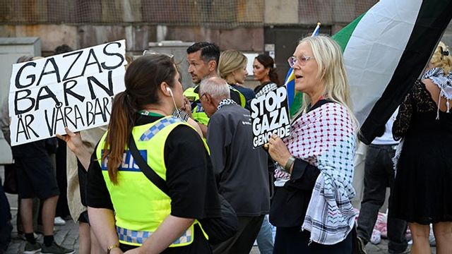 Demonstration på Mynttorget vid riksmötets öppnande. Nattalie Ström Bunpuckdee som uttalar sig i artikeln är ej den aktivist som är i förgrunden på denna bild. Bild: Anders Wiklund / TT 