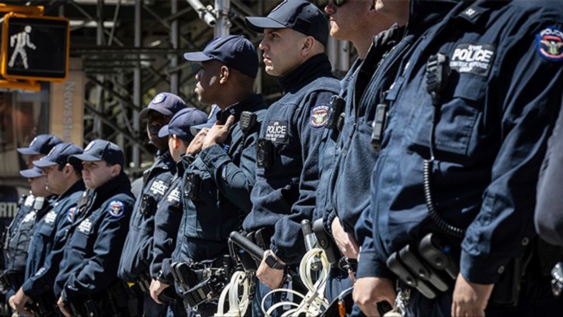 NYPD blockerar en demonstration i april. Bild: AP Photo/Stefan Jeremiah