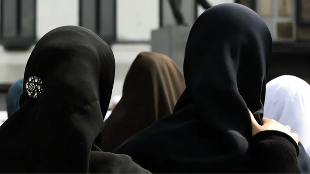 Genrebild. Att bära traditionellt muslimsk huvudbonad som exempelvis hijab i skolan kan kosta en elevs familj 800 euro i böter i Österrike. Foto: Virginia Mayo/AP/TT