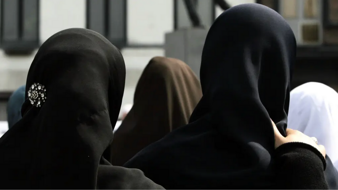 Genrebild. Att bära traditionellt muslimsk huvudbonad som exempelvis hijab i skolan kan kosta en elevs familj 800 euro i böter i Österrike. Foto: Virginia Mayo/AP/TT