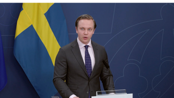 Näringsutskottets ordförande Tobias Andersson (SD) under onsdagens pressträff om kärnkraft. Foto: Skärmavbild/Regeringskansliet