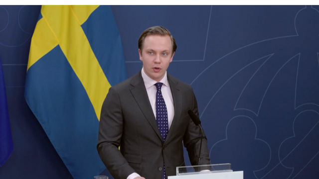 Näringsutskottets ordförande Tobias Andersson (SD) under onsdagens pressträff om kärnkraft. Foto: Skärmavbild/Regeringskansliet