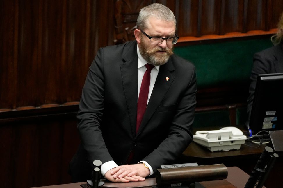 Den polske ledamoten Grzegorz Braun talar till parlamentet i Warszawa i december 2023. Foto: Czarek Sokolowski/AP/TT