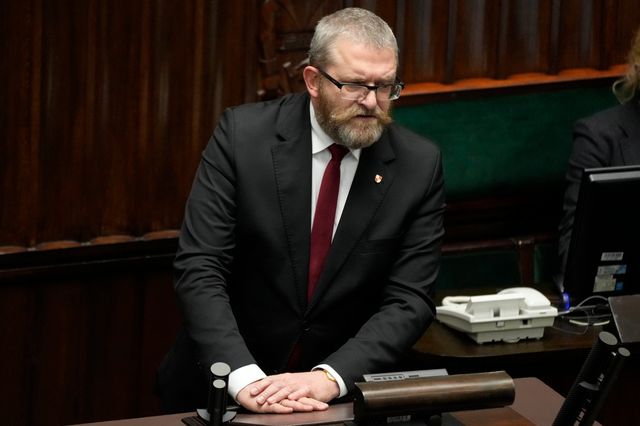 Den polske ledamoten Grzegorz Braun talar till parlamentet i Warszawa i december 2023. Foto: Czarek Sokolowski/AP/TT
