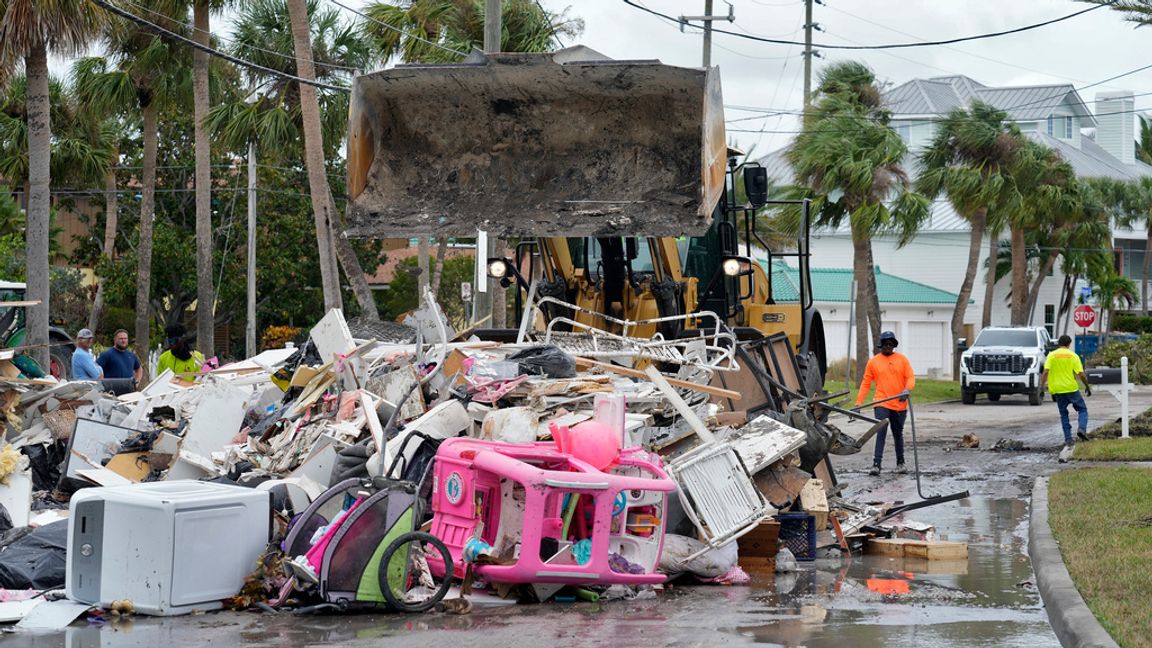 Röjningsarbete i Clearwater Beach i Tampa Bay på Floridas västkust. Bilden togs i måndags. Chris O'Meara/AP/TT