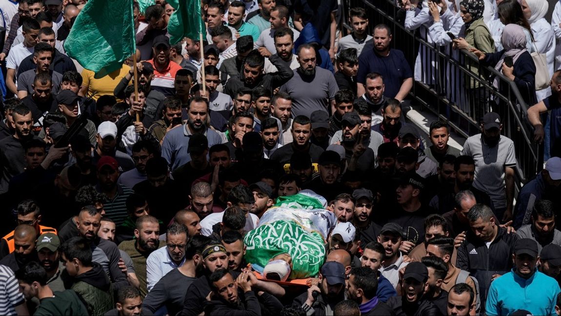 Hamas har en hjältebegravning. Den döde var en av flera terrorister som angrep och dödade en kvinna och hennes döttrar i deras bil. Foto: Majdi Mohammed/TT