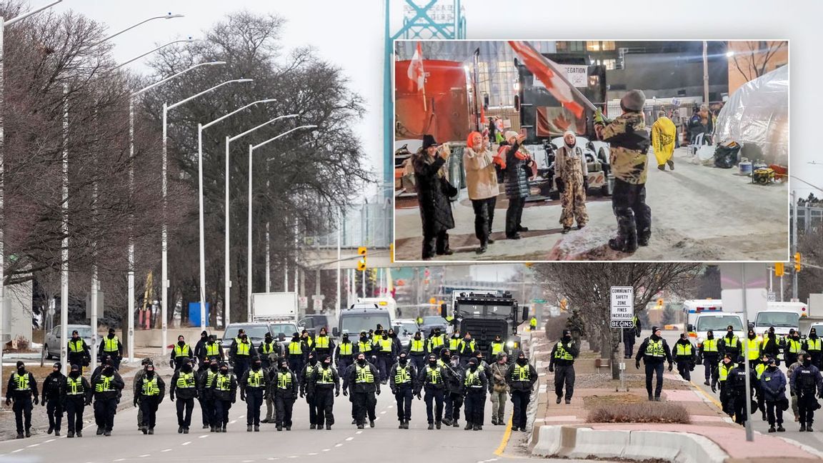 Polisen slår till mot demonstranter på Ambassadors Bridge vid gränsen mellan USA och Kanada. Demonstranter samlades i Ottawa under helgen där många långtradare fortfarande står uppställda i protest mot vaccintvång. Foto: Devon Larratt/Nathan Denette/The Canadian Press via AP