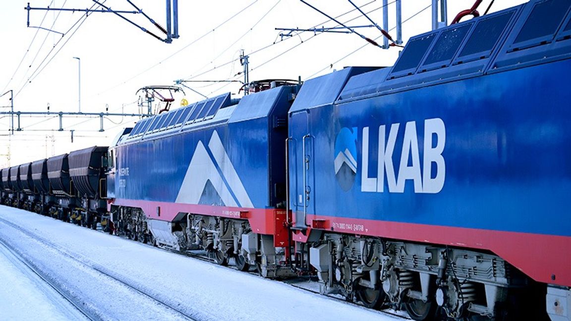 Ett malmtåg från LKAB står på Björklidens Station på väg från Narvik till Luleå. Foto Janerik Henriksson/TT