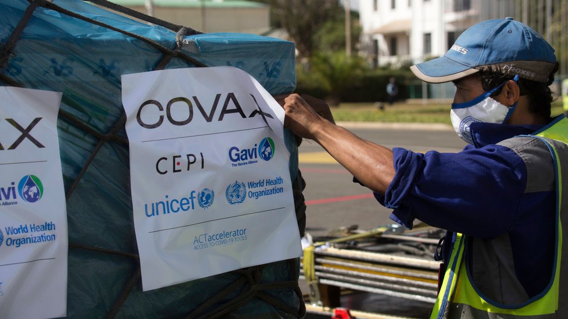 En sändning med covid-19-vaccin från COVAX levereras till Madagaskar. Foto: Alexander Joe/AP/TT.