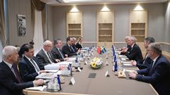 Turkiets delegation, till vänster, under mötet med Sveriges delegation till Ankara. Foto: Turkiets presidentkansli via AP/TT 