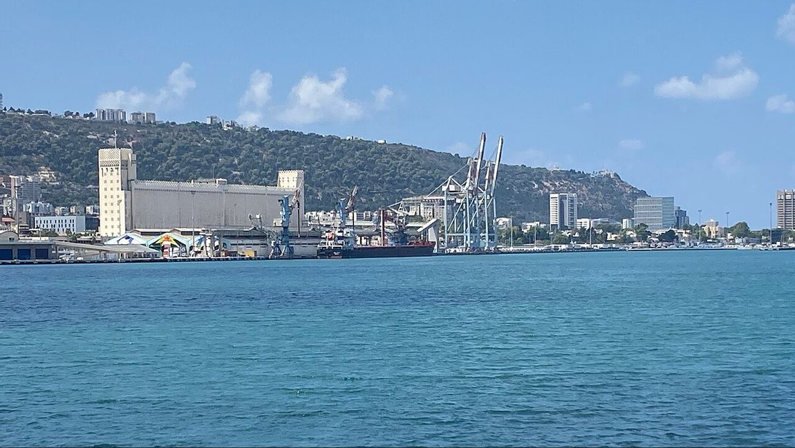 Hamnen i Haifa, Israel, augusti 2024. Den stora ljusa byggnaden är en silo just för spannmål och 2022 lossades och mellanlagrades 3,5 miljoner ton spannmål där. Foto: Shlomo Roded / Pikiwiki 