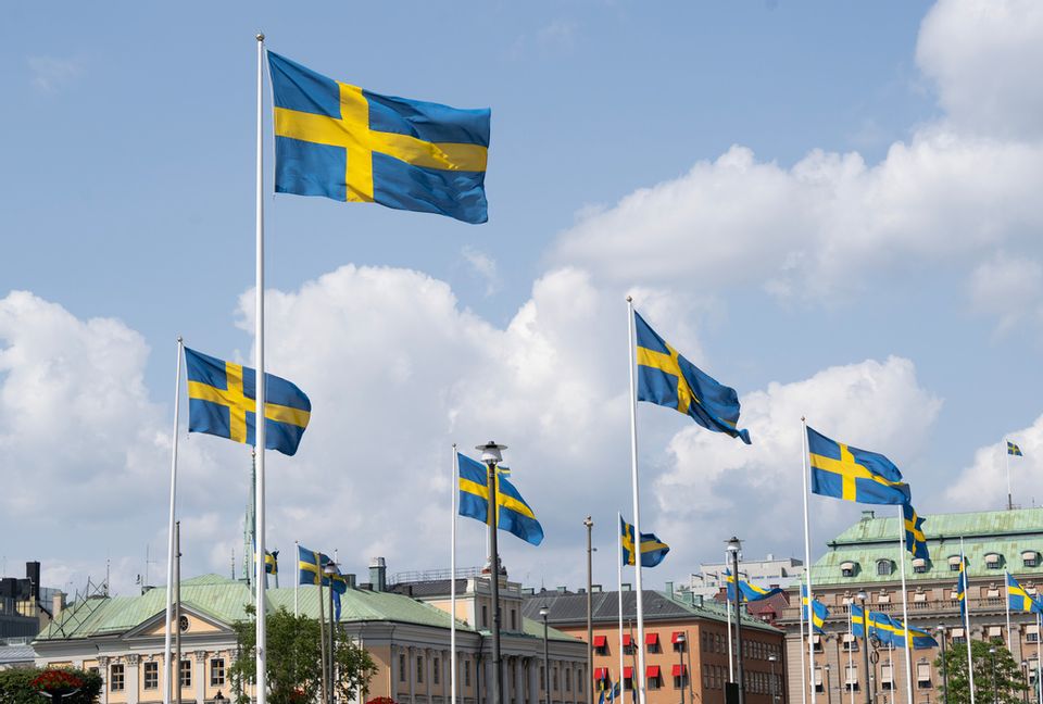 Svenska flaggor fladdrar i vinden i centrala Stockholm. Arkivbild. Foto: Fredrik Sandberg/TT