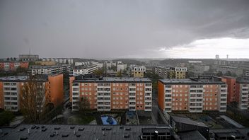 Snöblandat regn över Tensta. Foto: Ali Lorestani/TT.