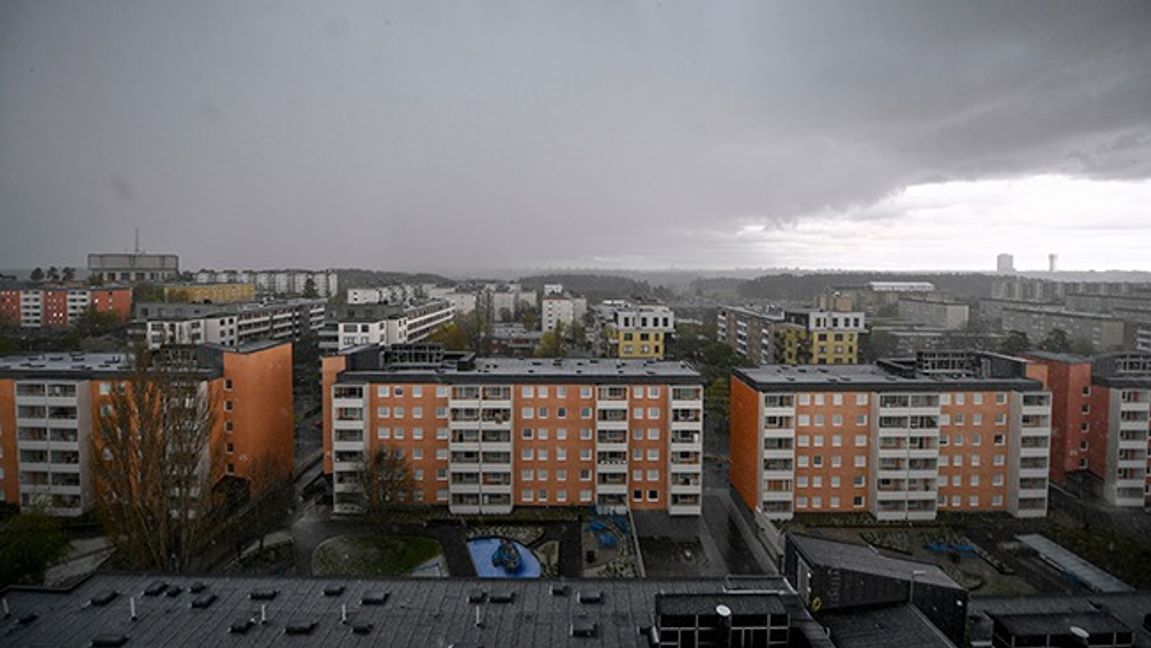 Snöblandat regn över Tensta. Foto: Ali Lorestani/TT.