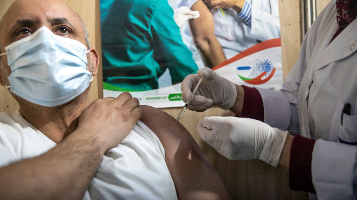 Astra Zenecas covid-19-vaccin delas ut i Marocko. Nu kan det snart även användas i EU, efter godkännande från läkemedelsmyndigheten EMA. Foto: Mosa'ab Elshamy/AP/TT