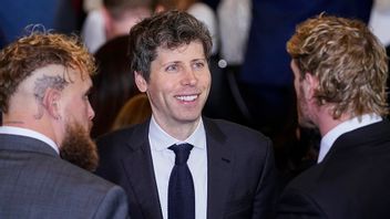 I mitten: Sam Altman, vd Open AI. Här i samtal med bröderna Jake och Logan Paul. Foto: Al Drago/AP/TT