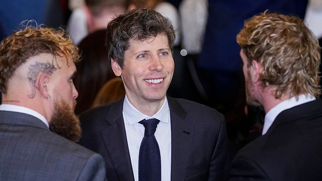 I mitten: Sam Altman, vd Open AI. Här i samtal med bröderna Jake och Logan Paul. Foto: Al Drago/AP/TT