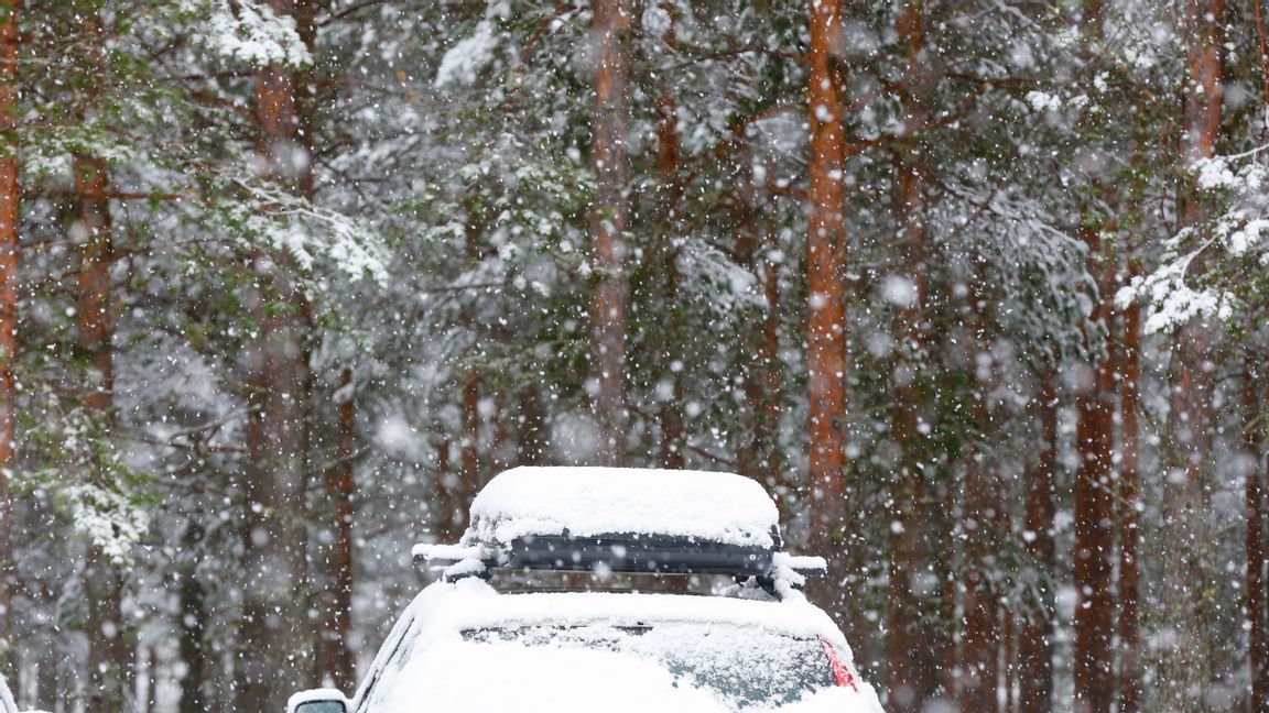 Genom ett eget avgasrör släpper bränsledrivna bilvärmare ut orenade luftföroreningar, ofta i boendemiljöer med risk för miljön och människors hälsa. Foto: Ruud, Vidar/TT. 