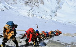 En lång kö med bergsbestigare strax nedanför Mount Everests fjärde basläger 2019. Rizza Alee/AP/TT