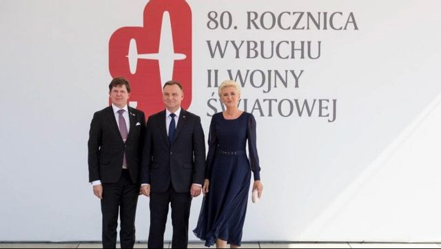 Talmannen Andreas Norlén vid uppmärksammandet av andra världskrigets utbrott. Foto: Igor Smirnow/KPRR