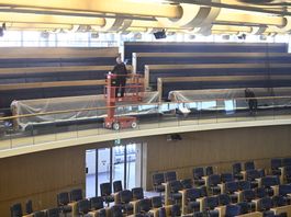 Nät sätts upp för delar av åhörarläktaren i riksdagen. Jonas Ekströmer/TT