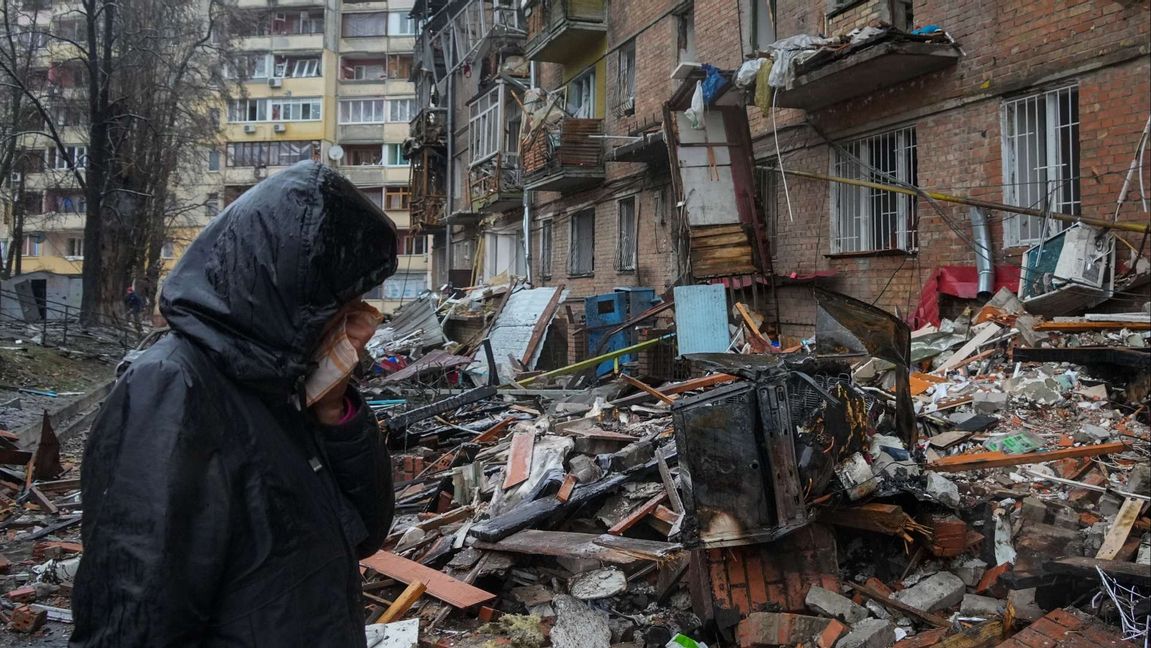 En kvinna utanför ett bostadshus i centrala Kiev. Foto: Efrem Lukatsky/AP/TT