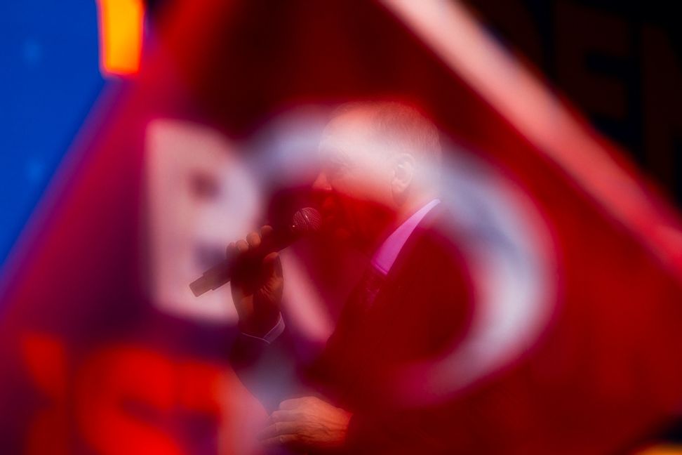 Turkiets president Recep Tayyip Erdogan syns svagt genom en turkisk flagga. Arkivbild. Francisco Seco/AP/TT