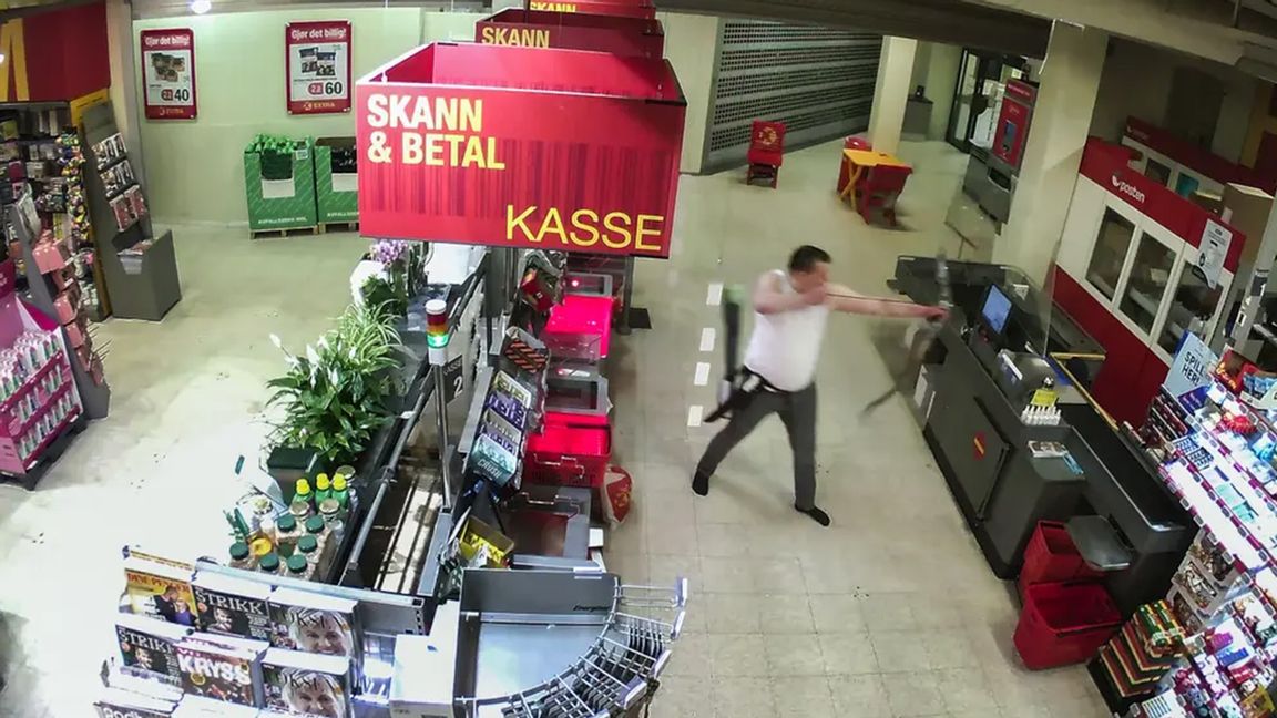 Espen Andersen Bråthen attackerar personer inne på Coop Extra i Kongsberg med pilbåge och kniv. Foto: Polisen i Norge