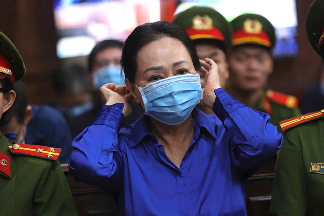 Fastighetsmagnaten Truong My Lan i en rättssal i Ho Chi Minh-staden på torsdagen. Quynh Tran/AP/TT