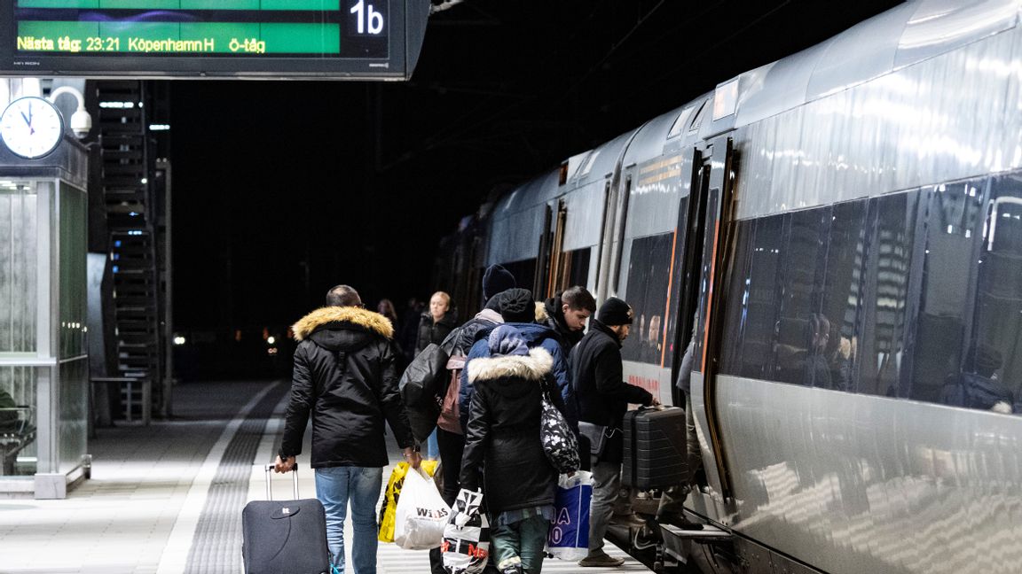 Operatörerna har ansvaret för att se till att tågen och bussarna verkligen inte blir fulla mer än till hälften. FOTO: Johan Nilsson/TT.