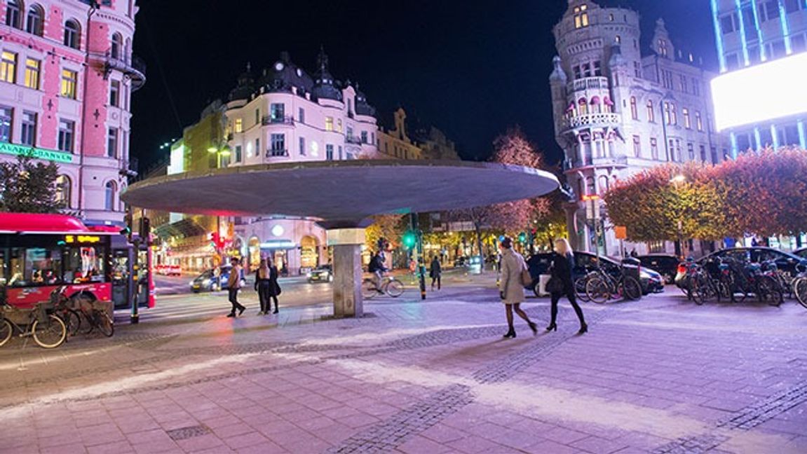 Stureplan med regnskyddet Svampen fotograferat på natten. Foto: Fredrik Sandberg / T