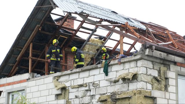 Polska brandmän inspekterar det hus i Wyryki nära Lublin i östra Polen torsdagen den 11 september efter att en av de ryska drönare som tog sig in över Polen träffat det. Foto: AP Photo/Czarek Sokolowski