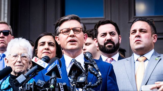 Mike Johnson höll tal på Columbus University i New York. Snett direkt bakom till höger om Johnson kongressledamoten Mike Lawler (R). Foto: AP