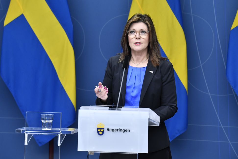 Arbetsmarknadsminister Eva Nordmark (S) vid dagens pressträff om smittan på svenska arbetsplatser. Foto: Jessica Gow, TT.