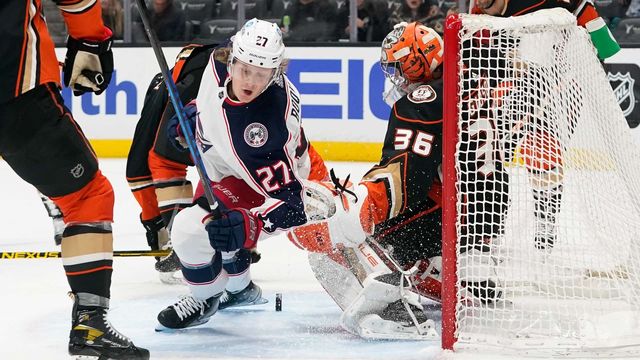 Adam Boqvist under en match med Columbus i april. Foto: Ashley Landis/AP/TT 