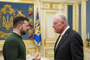 Ukrainas president Volodymyr Zelenskyj och USA:s sändebud Keith Kellogg under ett möte i Kiev i februari. Evgeniy Maloletka/AP/TT