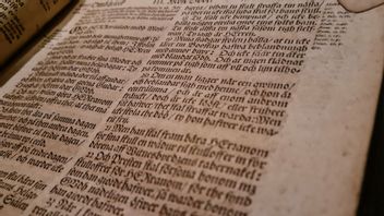 ”Tu skalt älska tin nästa såsom tigh sielfwan” står det nästan överst i högerspalten på detta uppslag ur Gustaf II Adolfs Bibel från 1618. Ord som betytt mycket för vår civilisations människosyn.