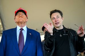 USA:s tillträdande president Donald Trump tillsammans med Tesla- och Space X-vd:n Elon Musk i Texas i november. Foto: Brandon Bell/AP/TT