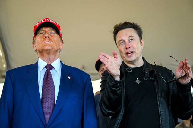 USA:s tillträdande president Donald Trump tillsammans med Tesla- och Space X-vd:n Elon Musk i Texas i november. Foto: Brandon Bell/AP/TT