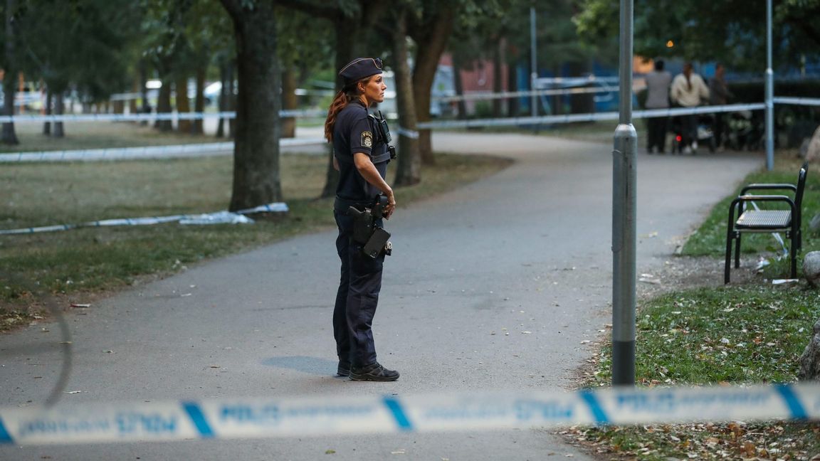 Polis på plats i stadsdelen Årby i Eskilstuna. Foto: Per Karlsson/TT 